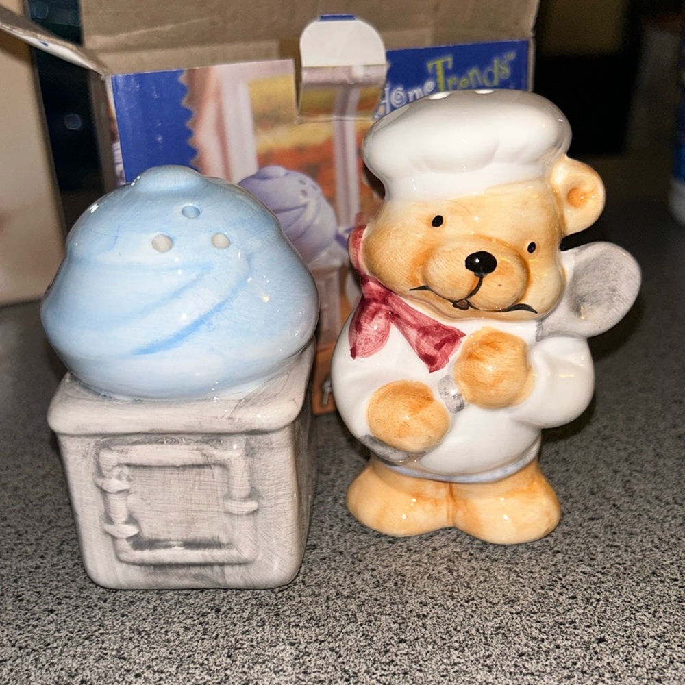 NWT Home Trends Ceramic Chef Bear & Stove w/ Honey Pot Salt & Pepper Shaker Set